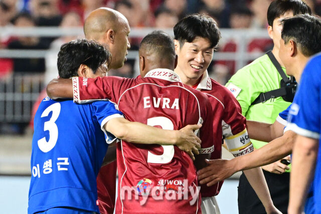 에브라가 박지성에게 강한 태클을 걸은 이병근에게 헤드락을 걸고 박지성에게 다가가고 있다. 