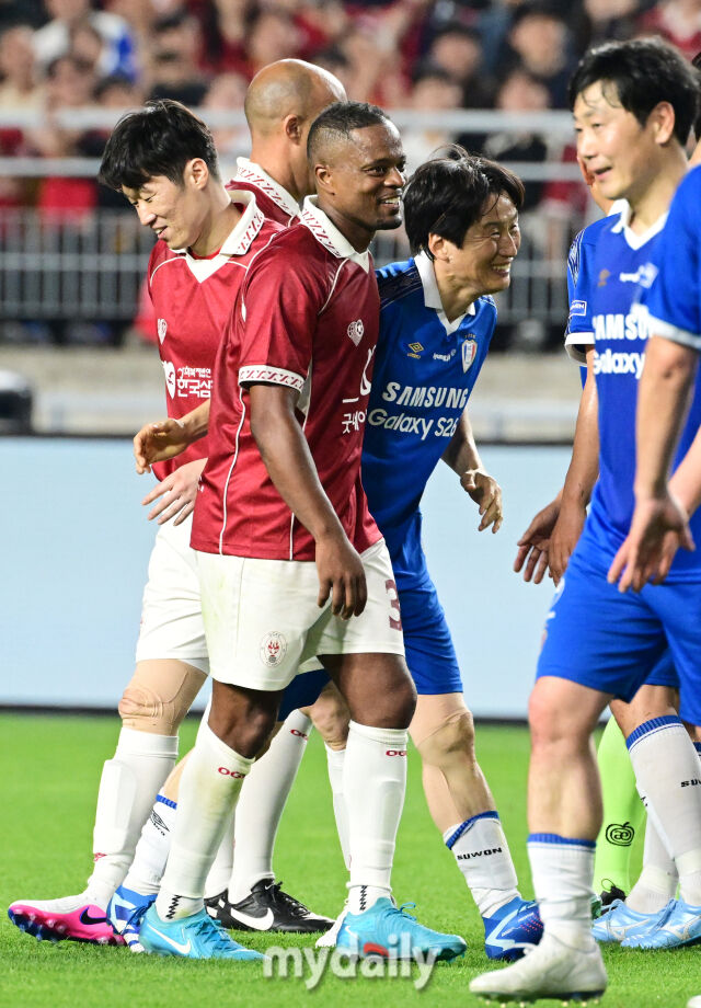 이병근을 데리고 가 박지성에게 사과를 받은 에브라가 뿌듯한 미소를 짓고 있다.