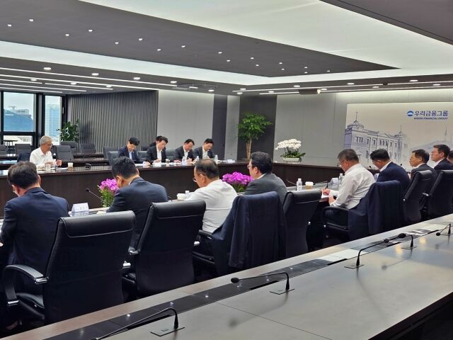 우리금융그룹은 지난 17일 임종룡 회장 주재로 '4월 첨단전략산업금융협의회'를 개최했다. 이날 임 회장(뒷줄 왼쪽 첫 번째)은 생산적·포용적 금융의 골든타임을 강조하며 지원 속도를 높일 것을 당부했다./우리금융