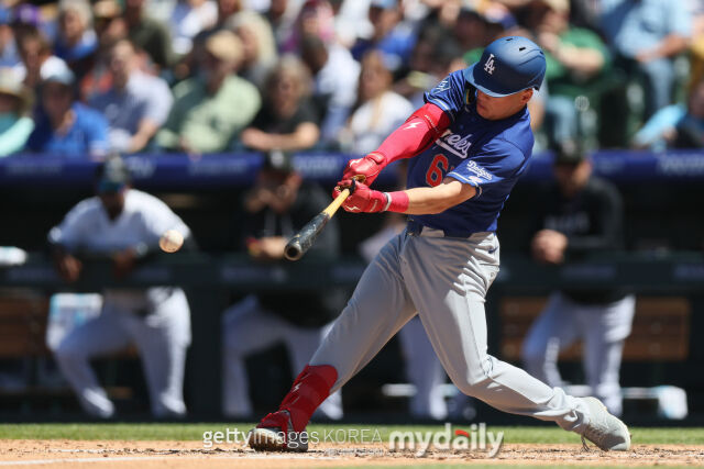 라이언 워드가 20일 쿠어스필드에서 열린 2026 메이저리그 콜로라도 로키스와 경기에서 스윙하고 있다./게티이미지코리아