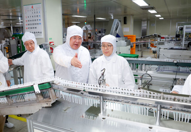 정은경 보건복지부 장관이 지난 15일 경기도 안산시 단원구 한국백신 공장을 찾아 주사기 제품 제조 공정을 살펴보고 있다. /뉴시스