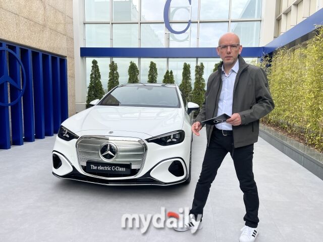 20일 서울 강남구 안다즈 서울 강남에서 열린 ‘디 올-뉴 일렉트릭 C-클래스’ 프리뷰 행사에서 라이코 울브리히트 메르세데스-벤츠 AG MB.EA-M 플랫폼 제품 전문가가 차량 소개를 하고 있다. /심지원 기자