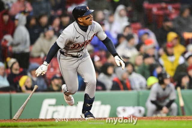 저마이 존스가 20일 보스턴 레드삭스와 경기서 5회 2사 1, 2루 상황에서 홈런을 치고 타구를 바라보고 있다./게티이미지코리아