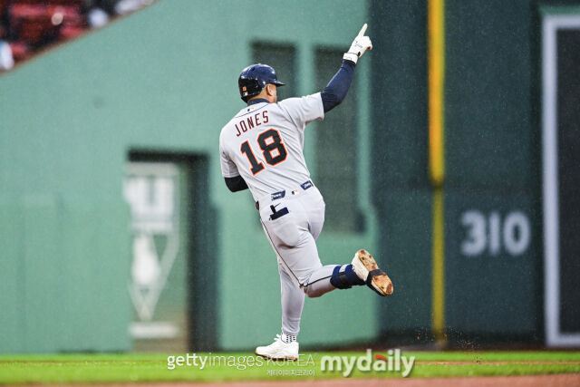 저마이 존스가 20일 보스턴 레드삭스와 경기서 5회 2사 1, 2루 상황에서 홈런을 치고 그라운드를 돌고 있다./게티이미지코리아