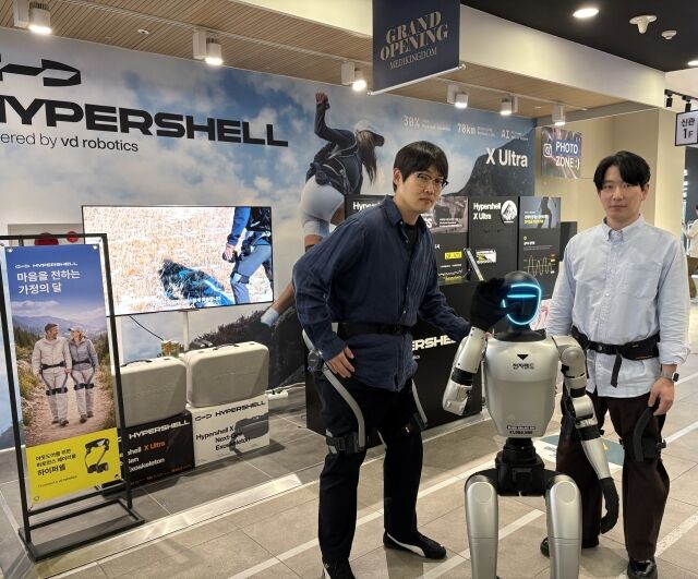 전자랜드 용산본점에 마련된 로봇 체험 공간. 체험존에서 휴머노이드, 사족보행 로봇, 웨어러블 로봇 등을 직접 보고 체험할 수 있다. /전자랜드