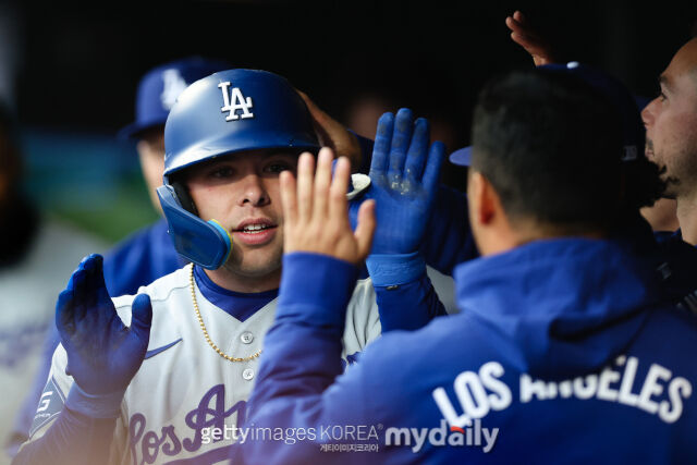 달튼 러싱이 19일 콜로라도 로키전에서 홈으로 들어와 동료들과 하이파이브를 하고 있다./게티이미지코리아