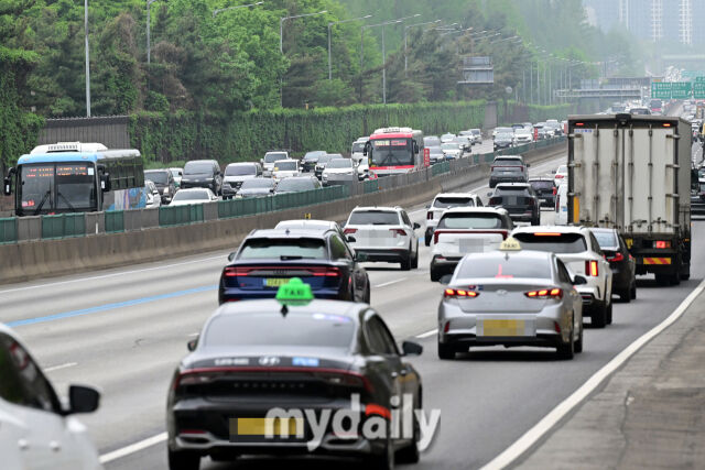 20일 오후 서울 서초구 서초IC 인근 경부고속도로 상·하행선에서 차량이 이동하고 있다