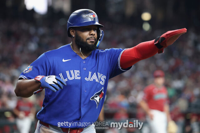 4회초 득점 세리머리를 벌이는 게레로 주니어. /게티이미지코리아