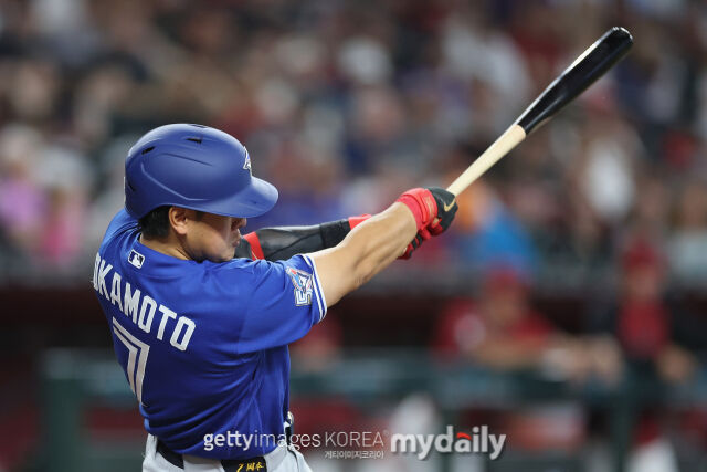 오카모토가 3회초 홈런을 날리고 있다. /게티이미지코리아