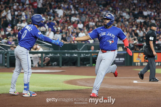 블라디미르 게레로 주니어(오른쪽)가 20일 애리조나와 경기 1회초에 득점하고 있다. /게티이미지코리아