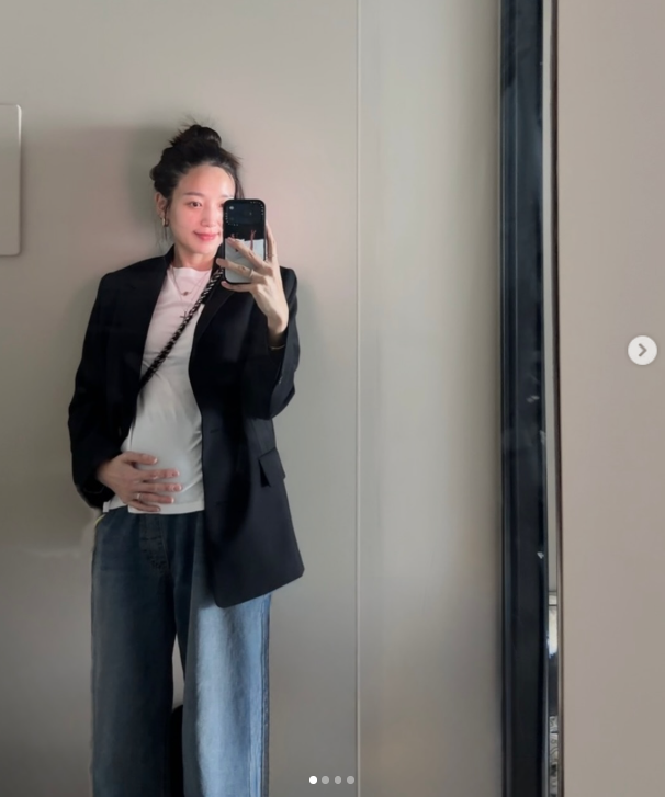 2001년 미스코리아 진 출신 배우 김민경이 마흔을 훌쩍 넘긴 나이에 마주한 임신이라는 경이로운 변화 속에서 솔직한 고민을 털어놓았다./김민경 소셜미디어