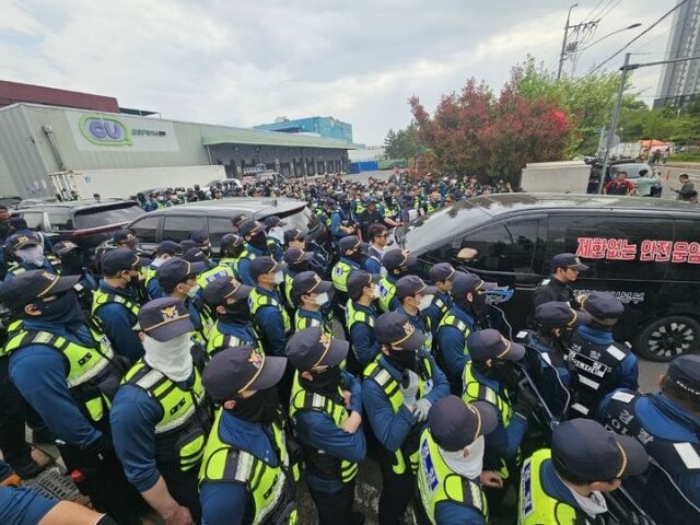 CU 물류센터 출입구에서 대치중인 경찰과 화물연대. /뉴시스(=독자 제공)