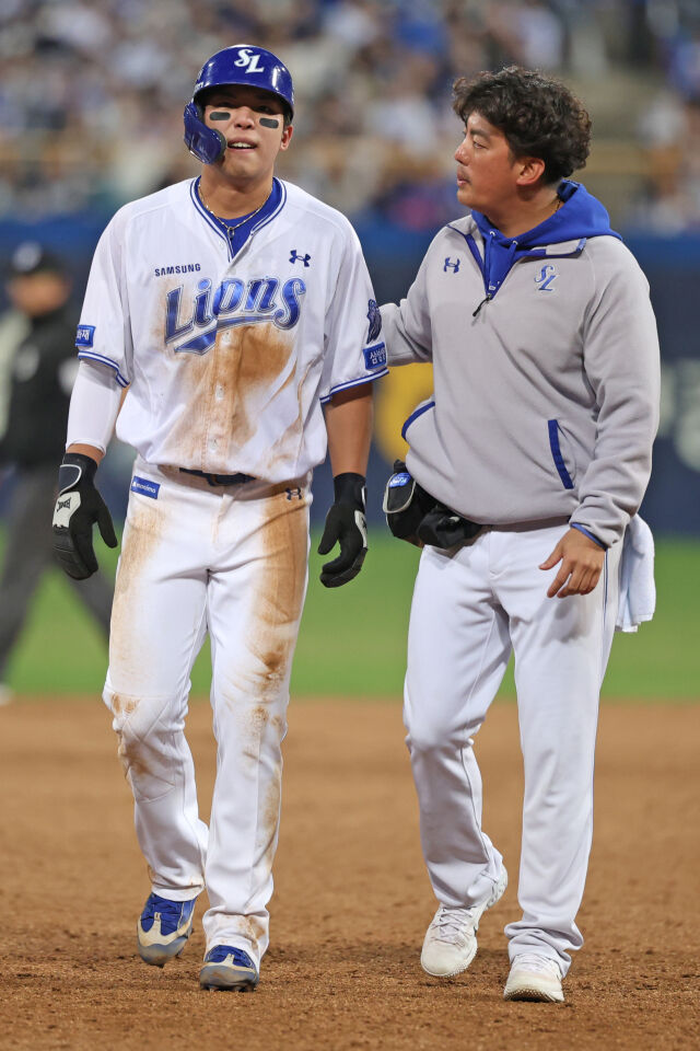 10일 경기 도중 햄스트링 부상을 당한 김영웅(왼쪽). /삼성 라이온즈