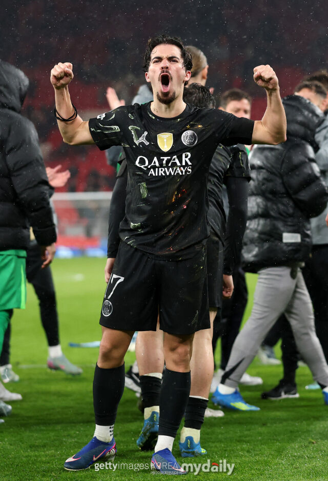 비티냐가 리버풀과의 2025-26시즌 UEFA 챔피언스리그 8강 2차전 승리 후 환호하고 있다. /게티이미지코리아