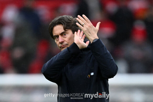 관중석을 향해 박수를 치는 토마스 프랭크 감독(토트넘 홋스퍼 감독 시절)./게티이미지코리아