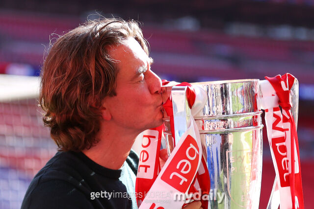 토트넘 홋스퍼에서 경질된 토마스 프랭크가 버밍엄 시티와 연결되고 있다. 2020-21시즌 EFL 챔피언십 플레이오프 우승을 차지한 뒤 트로피에 키스를 하고 있는 프랭크. /게티이미지코리아