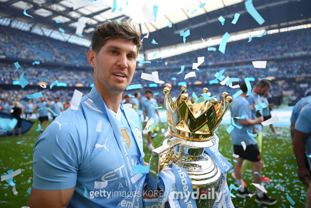 존 스톤스가 올 시즌을 끝으로 맨체스터 시티를 떠난다고 파브리지오 기자가 밝혔다. 스톤스가 2023-24시즌 잉글랜드 프리미어리그 우승 트로피를 들고 있다. /게티이미지코리아