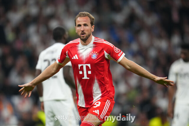 해리 케인(바이에른 뮌헨)이 지난 8일 스페인 마드리드의 에스타디오 베르나베우에서 열린 레알 마드리드와의 유럽축구연맹(UEFA) 챔피언스리그 8강 1차전서 득점 후 세리머니하고 있다. /게티이미지코리아