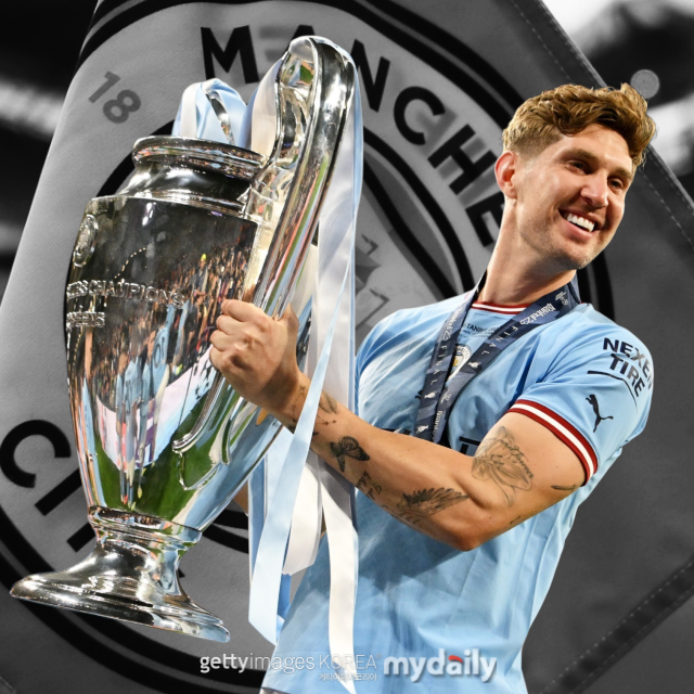 21일 파브리지오 로마노 보도에 따르면 존 스톤스가 올여름 맨체스터 시티를 떠날 예정이다. 2022-23시즌 유럽축구연맹(UEFA) 챔피언스리그(UCL) 트로피를 들어올린 스톤스. /게티이미지코리아