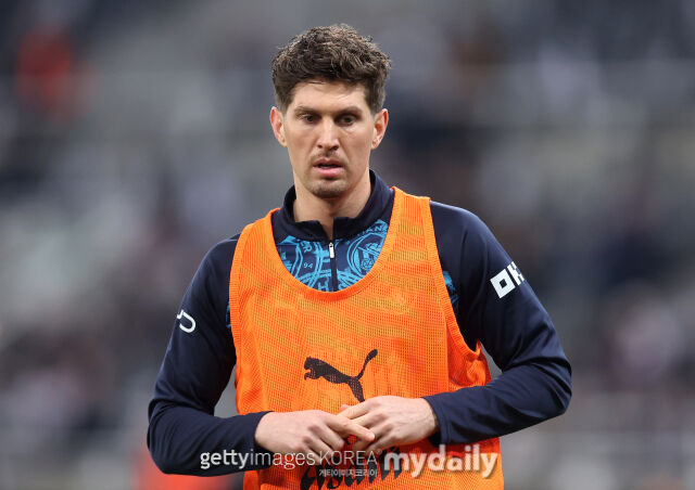 존 스톤스가 지난달 7일 세인트 제임스 파크에서 열린 뉴캐슬 유나이티드와의 FA컵 5라운드 원정 경기를 앞두고 워밍업을 하고 있다./게티이미지코리아