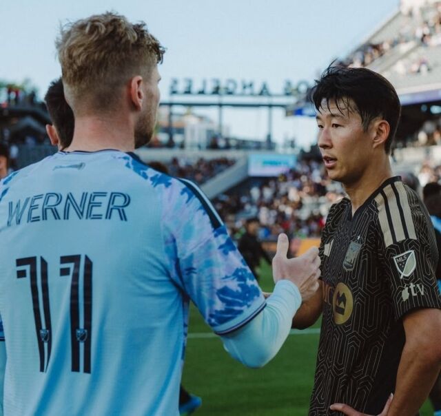 티모 베르너(왼쪽)가 20일 BMO 스타디움에서 열린 LA FC와의 원정 경기가 끝난 뒤 손흥민과 인사를 나누고 있다./산호세 어스퀘이크 제공