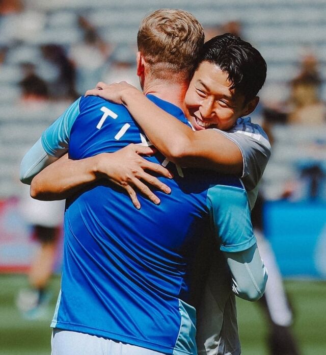 티모 베르너(왼쪽)가 20일 BMO 스타디움에서 열린 LA FC와의 원정 경기를 앞두고 손흥민과 인사를 나누고 있다./산호세 어스퀘이크 제공