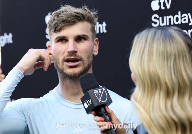 티모 베르너(왼쪽)가 20일 BMO 스타디움에서 열린 LA FC와의 원정 경기에서 4-1로 승리한 뒤 취재진과 인터뷰를 하고 있다./게티이미지코리아