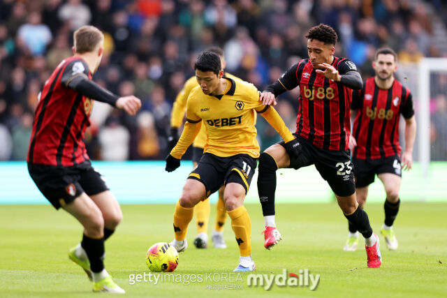 울버햄튼이 21일 2부리그로 강등됐다. 본머스전에서 드리블하는 황희찬./게티이미지코리아