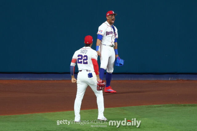 로드리게스(위)가 3월 16일 미국과 2026 WBC 준결승전 5회초 수비에서 저지의 홈런성 타구를 잡아낸 후 팀 동료 후안 소토와 함께 포효하고 있다. /게티이미지코리아
