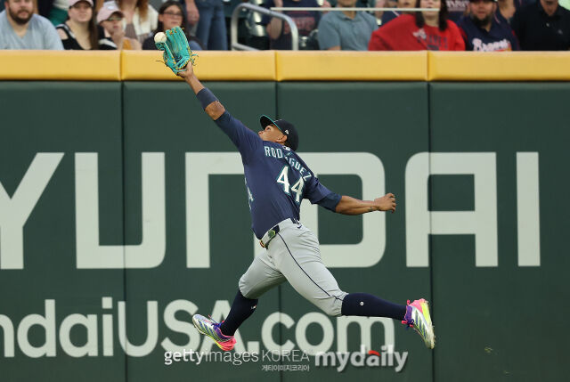 로드리게스가 2025년 9월 7일 애틀랜타 브레이브스와 경기에서 호수비를 벌이고 있다. /게티이미지코리아