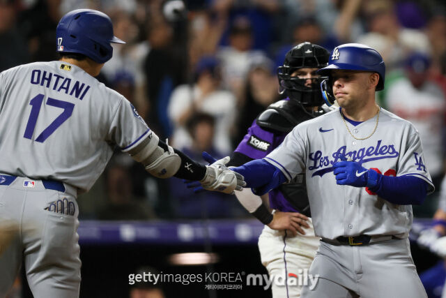 달튼 러싱이 21일 홈런을 치고 돌아와 오타니 쇼헤이와 하이파이브를 하고 있다./게티이미지코리아