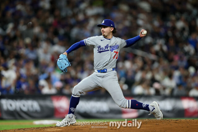 저스틴 로블레스키가 21일 미국 쿠어스필드에서 열린 콜로라도 로키스와의 경기에서 공을 던지고 있다. /게티이미지코리아