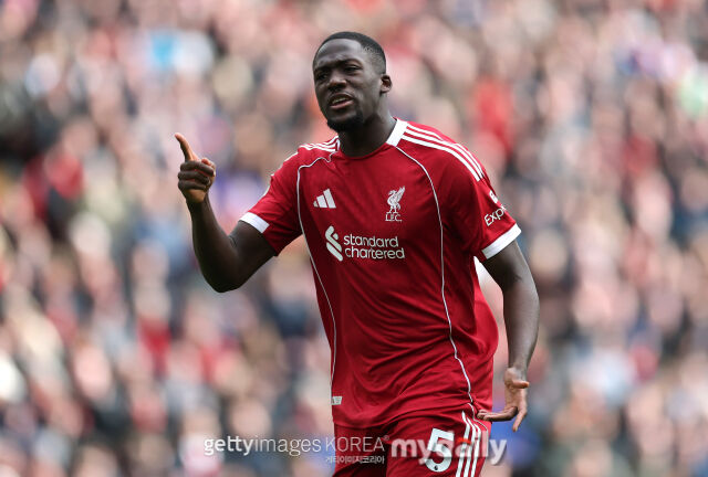 20일 영국 '텔레그래프' 보도에 따르면 이브라히마 코나테와 리버풀의 재계약이 가까워졌다. 코나테가 지난 11일 열린 풀럼과의 경기에서 동료들과 소통하고 있다./게티이미지코리아