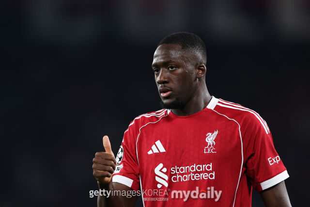 20일 영국 '텔레그래프' 보도에 따르면 이브라히마 코나테와 리버풀의 재계약이 가까워졌다. 지난 8일 열린 PSG와의 경기에서 동료에게 엄지를 치켜세운 코나테./게티이미지코리아