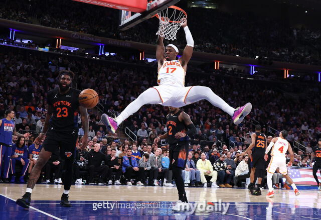 오콩우(오른쪽 17번)가 21일 뉴욕과 경기에서 덩크를 작렬하고 있다. /게티이미지코리아