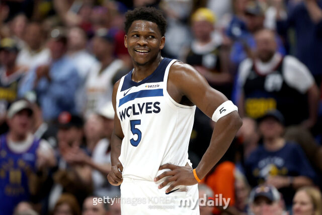 에드워즈가 21일 덴버와 경기에서 웃고 있다. /게티이미지코리아