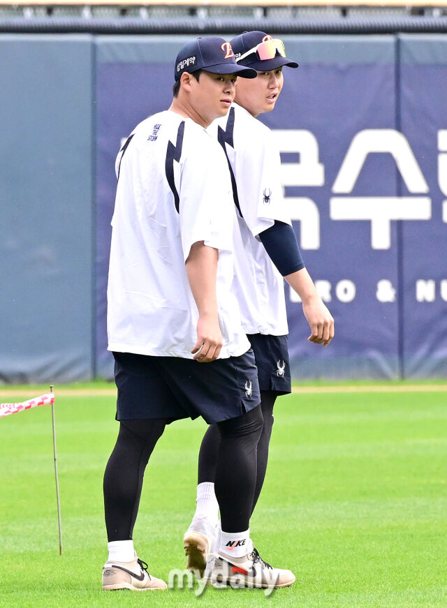 2026년 4월 21일 오후 서울 잠실구장에서 열린 '2026 신한 SOL KBO리그' 한화 이글스와 LG 트윈스의 경기<br><br>1군에 복귀한 한화 노시환이 훈련을 위해 그라운드로 나서고 있다./잠실-유진형 기자