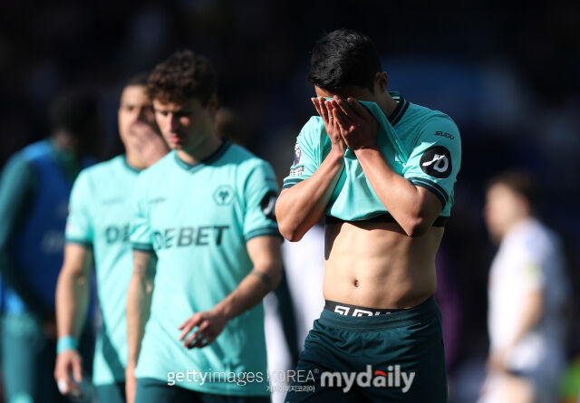 황희찬(울버햄프턴 원더러스)이 4월 18일 영국 리즈의 엘런드 로드에서 열린 2025-26시즌 잉글랜드 프리미어리그(PL) 33라운드 리즈 유나이티드전 0-3 패배 후 아쉬워하고 있다. /게티이미지코리아