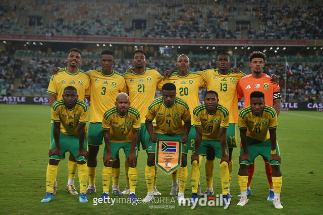 남아프리카공화국 대표팀 선수단이 3월 남아프리카공화국 더반에서 열린 파나마와의 평가전에서 앞서 단체 사진을 촬영하고 있다./게티이미지코리아