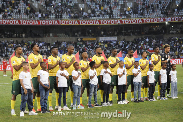 남아프리카공화국 대표팀 선수단이 2025년 9월 열린 나이지리아와의 북중미월드컵 아프리카예선 홈 경기에 앞서 국가를 부르고 있다./게티이미지코리아