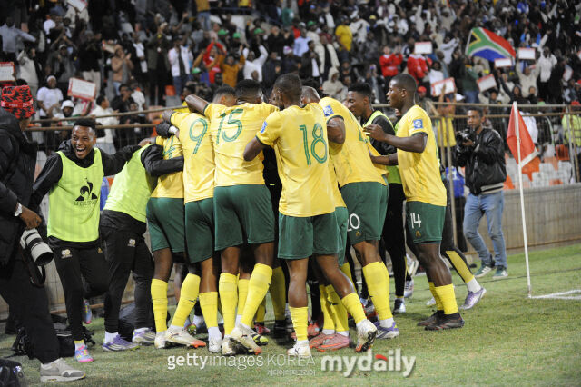 남아프리카공화국 대표팀 선수들이 2025년 9월 열린 나이지리아와의 북중미월드컵 아프리카 예선 홈 경기에서 환호하고 있다./게티이미지코리아