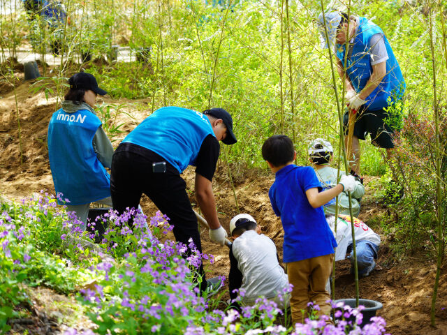 HK이노엔 임직원과 가족들이 멸종위기종 레서판다의 먹이원인 대나무를 식재하고 있다. /HK이노엔