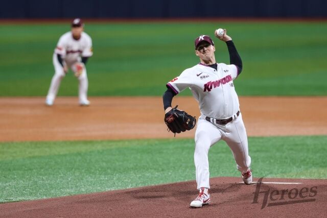 키움 케니 로젠버그가 투구하고 있다.2025시즌 투구 모습이다./키움 히어로즈 제공