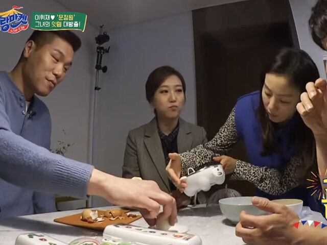 문정원이 작동이 잘 되는 계란 찜기를 살펴보고 있다. / JTBC '스타와 직거래-유랑마켓'