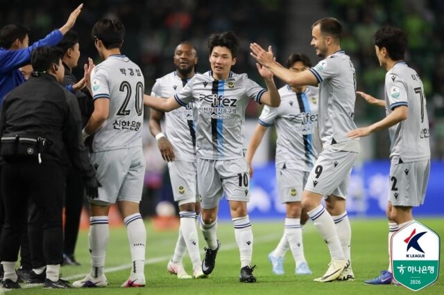인천 유나이티드 이동률(가운데)이 21일 전주월드컵경기장에서 전북 현대를 상대로 득점에 성공했다./한국프로축구연맹 제공