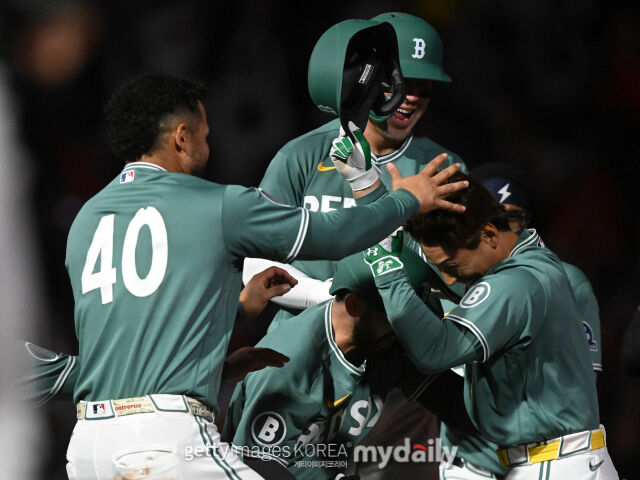 최근 끝내기를 기록한 요시다를 반기는 동료들./게티이미지코리아