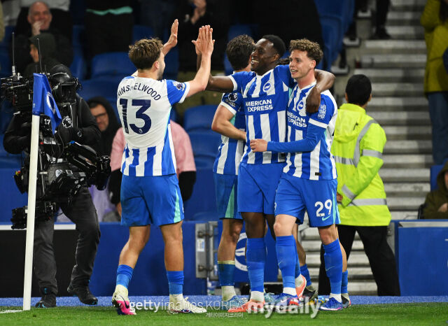 리암 로세니어 첼시 감독이 22일 아메리칸 익스프레스 스타디움에서 열린 브라이튼과 원정 경기에서 0-3으로 패배한 뒤 선수단의 마음가짐을 비판했다. 브라이튼 선수단이 대니 웰벡의 세 번째 골이 터진 후 함께 세레머니를 하고 있다. /게티이미지코리아