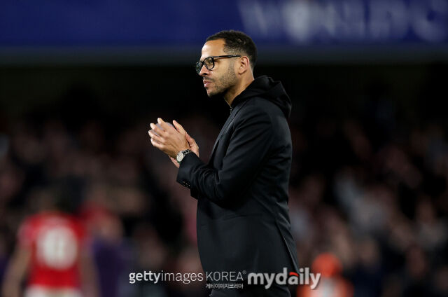 리암 로세니어 첼시 감독이 22일 아메리칸 익스프레스 스타디움에서 열린 브라이튼과 원정 경기에서 0-3으로 패배한 뒤 선수단의 마음가짐을 비판했다. 경기 후 관중들에게 박수를 보내고 있는 로세니어 감독./게티이미지코리아