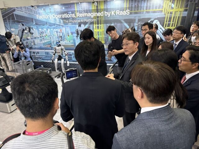 22일 서울 삼성동 코엑스에서 열린 ‘2026 월드IT쇼’ 전시장 KT 부스에서 박윤영 KT 대표가 설명을 듣고있다. /박성규 기자