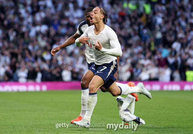 22일 푸스발다텐 보도에 따르면 바이에른 뮌헨은 사비 시몬스(토트넘) 영입에 관심을 보이고 있다. 브라이튼전에서 득점한 뒤 세레머니를 펼치고 있는 시몬스./게티이미지코리아
